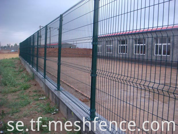 metal wire mesh fencing post with flanged plate